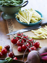Stilleben von frischem Gemüse mit Strauchtomaten, Zucchini und Roter Bete - ISF15621