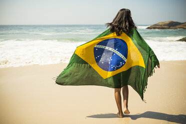 Junge Frau, eingewickelt in die brasilianische Flagge, Strand Arpoador, Rio De Janeiro, Brasilien - ISF15629