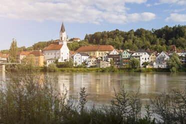 Deutschland, Passau, Blick auf die Stadt mit dem Inn im Vordergund - JUNF01069