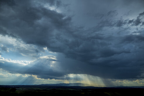 Deutschland, dunkle und dramatische Wolkenstimmung während eines Gewitters - EJWF00897