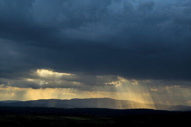 Deutschland, dunkle und dramatische Wolkenstimmung während eines Gewitters - EJWF00898