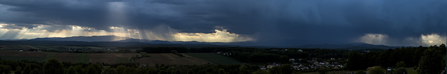 Deutschland, Panoramablick, dunkle und dramatische Wolkenstimmung während eines Gewitters - EJWF00899