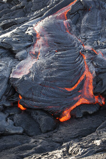 USA, Hawaii, Big Island, Volcanoes National Park, aus dem Vulkan Pu'u O'o' fließende Lava - CVF00922