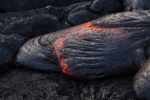 USA, Hawaii, Big Island, Volcanoes National Park, aus dem Vulkan Pu'u O'o' fließende Lava - CVF00923