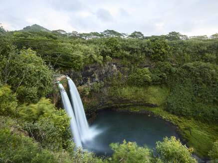 USA, Hawaii, Kauai, Wailua-Wasserfall im Morgenlicht - CVF00929