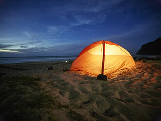 USA, Hawaii, Kauai, Polihale State Park, illuminated tent on the beach at night - CVF00933