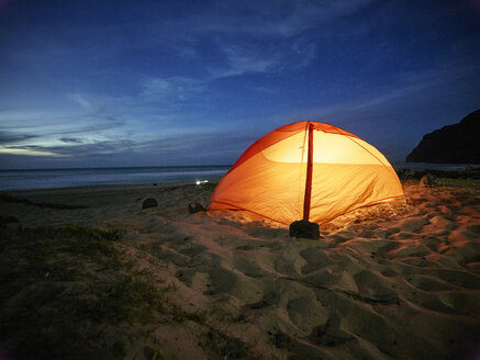 USA, Hawaii, Kauai, Polihale State Park, beleuchtetes Zelt am Strand bei Nacht - CVF00933