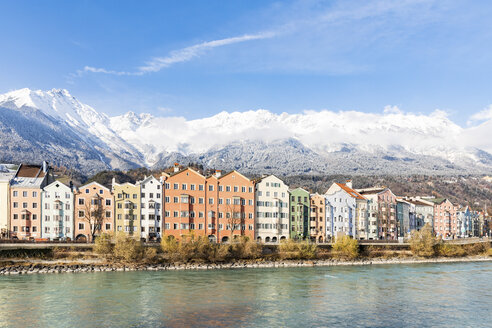 Österreich, Innsbruck, Häuserzeile vor der Nordkette mit Inn im Vordergrund - WPEF00562