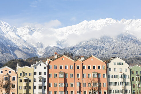 Österreich, Innsbruck, Häuserzeile vor der Nordkette - WPEF00563