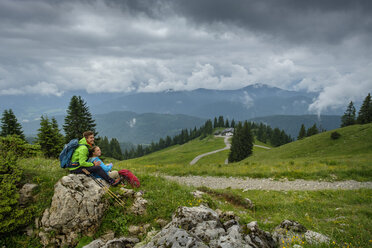 Germany, Lenggries, young hiker couple having a rest - LBF02003