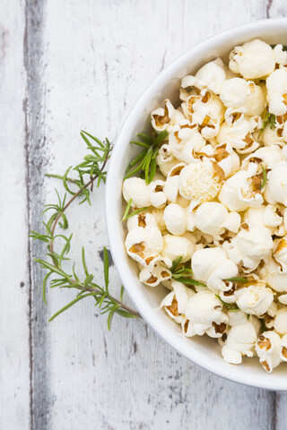 Hausgemachtes Popcorn mit Rosmarin und Parmesan, lizenzfreies Stockfoto