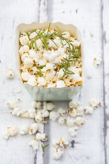 Hausgemachtes Popcorn mit Rosmarin und Parmesan - LVF07196