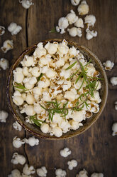 Hausgemachtes Popcorn mit Rosmarin und Parmesan - LVF07198