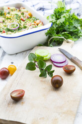 Couscous-Salat mit Tomaten, Gurken, Petersilie und Minze - LVF07201