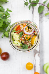 Einmachglas mit Couscous-Salat mit Tomaten, Gurken, Petersilie und Minze - LVF07203