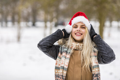 Porträt eines lächelnden blonden Teenagers mit Weihnachtsmütze im Winter - WPEF00575