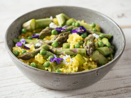 Risotto mit grünem Spargel und Erbsen, garniert mit essbaren Blüten - HAWF01010