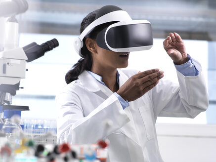 Wissenschaftlerin nutzt virtuelle Realität, um ein Forschungsexperiment im Labor zu verstehen - ABRF00159