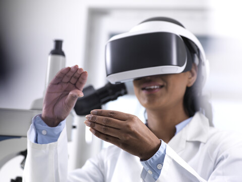 Wissenschaftlerin nutzt virtuelle Realität, um ein Forschungsexperiment im Labor zu verstehen, lizenzfreies Stockfoto