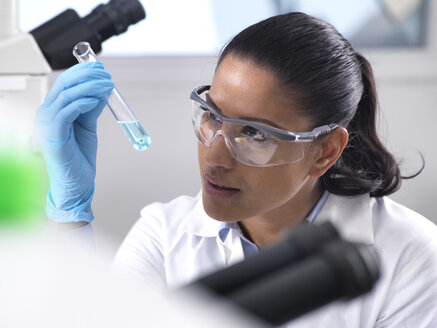 Biotechnologieforschung, Wissenschaftlerin beim Mischen einer chemischen Formel - ABRF00166