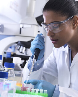 Genetische Forschung, Wissenschaftlerin, die eine DNA- oder chemische Probe in ein Eppendorf-Fläschchen pipettiert, Analyse im Labor - ABRF00174