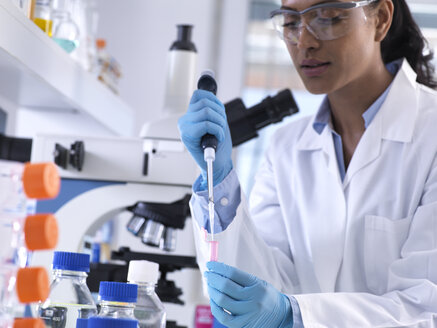 Genetische Forschung, Wissenschaftlerin, die eine DNA- oder chemische Probe in ein Eppendorf-Fläschchen pipettiert, Analyse im Labor - ABRF00175