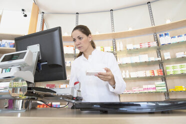 Pharmazeut in der Apotheke am Computer - CUF38792