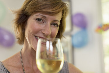 Porträt einer reifen Frau, die ein Glas Wein hält - ISF15711