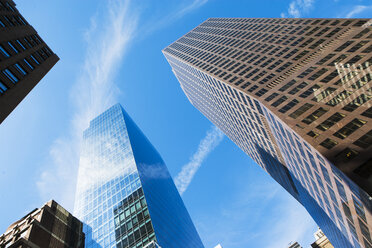 Niedriger Blickwinkel auf Bürogebäude im Finanzviertel, Manhattan, New York, USA - ISF15735