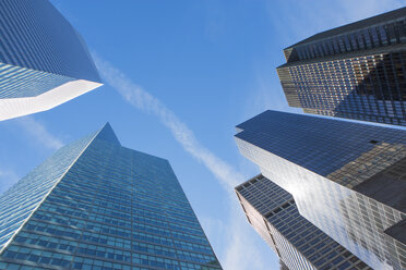 Niedrige Winkelansicht von Wolkenkratzern im Finanzviertel, Manhattan, New York, USA - ISF15736