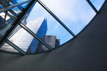 Wolkenkratzer aus gebogenem Fenster im Finanzviertel, Manhattan, New York, USA - ISF15737