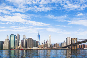 Blick auf die Brooklyn Bridge und die Skyline von Lower Manhattan, New York, USA - ISF15742