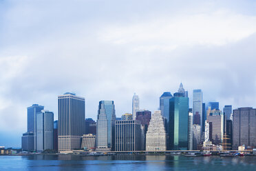 Blick auf den East River und die Skyline von Lower Manhattan, New York, USA - ISF15743