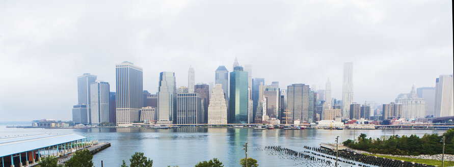 Panoramablick auf die Skyline von Lower Manhattan, New York, USA - ISF15744