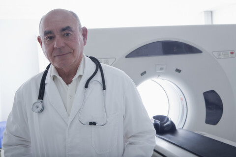 Arzt neben dem CT-Scanner, lizenzfreies Stockfoto