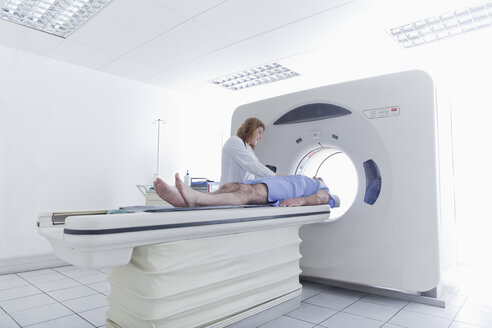 Arzt bereitet Patient für CT-Scan vor - ISF15783