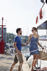 Junges Paar an Bord eines Bootes, Milna, Brac, Kroatien - ISF15786