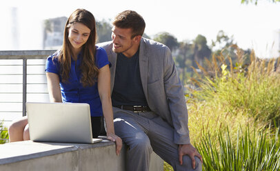 Geschäftsmann und Frau mit Laptop, Echo Park, Los Angeles, Kalifornien, USA - ISF15822