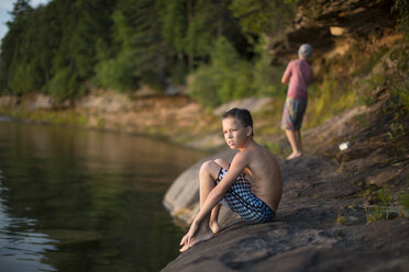 Zwei Teenager am Seeufer, Lake Superior, Au Train, Michigan, USA - ISF15830