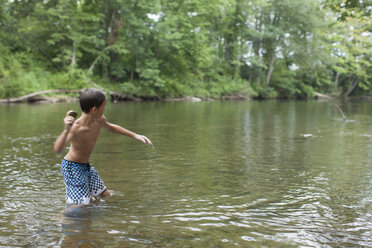 Jugendlicher schöpft Steine im Fluss, Canton, North Carolina, USA - ISF15845