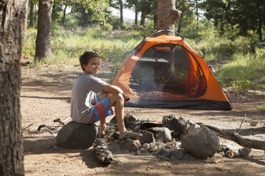 Jugendlicher bereitet Lagerfeuer vor, Indiahoma, Oklahoma, USA - ISF15859