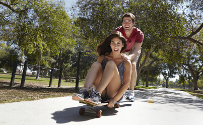 Junges Paar beim Skateboarden im Park - ISF15867