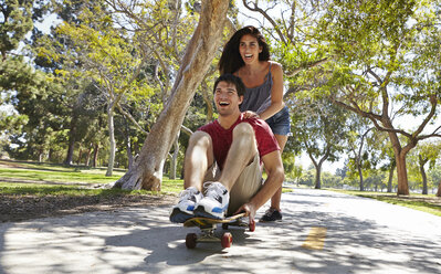 Junges Paar beim Skateboarden im Park - ISF15868