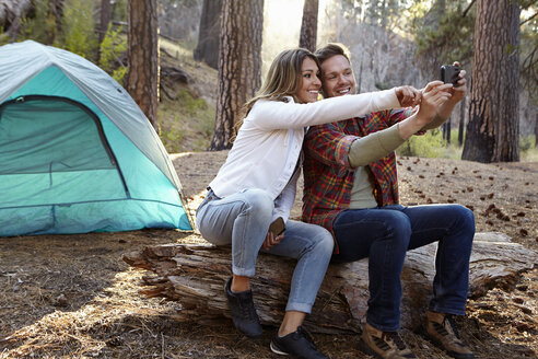 Junges Camping-Pärchen macht Smartphone-Selfie im Wald, Los Angeles, Kalifornien, USA - ISF15894