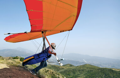 Hängegleiterpilot beim Abflug - ISF15899