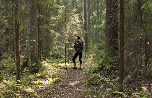 Frau beim Trekking durch den Wald, Helsinki, Finnland - ISF15966