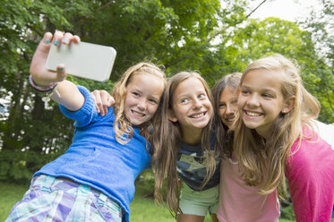 Mädchen nehmen Selfie im Garten - ISF16030
