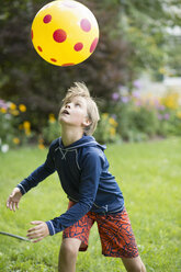 Junge spielt mit Ballspiel im Garten - ISF16037