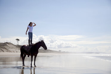 Reiterin auf Pferd, Pakiri Beach, Auckland, Neuseeland - ISF16046