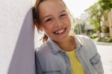 Teenage girl smiling, portrait - ISF16091